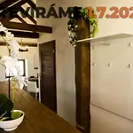 Διαμέρισμα Apartmanovy Dum 13 Podkrovi 2