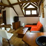 Apartmanovy Dum 13 Podkrovi 2 *